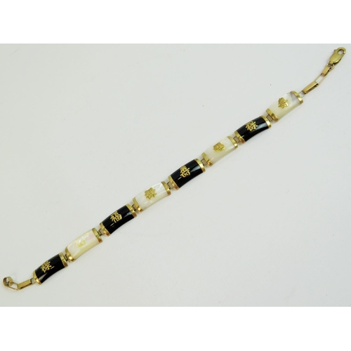 527 - Pretty oriental bracelet with 9ct yellow gold links and fasteners. Links of Mother of pearl and jet ... 