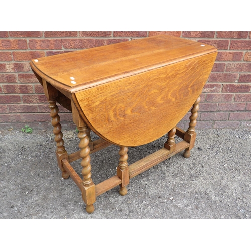 565 - Lovely light oak drop leaf, Oval topped dining table with barley twist legs and gate leg supports.  ... 