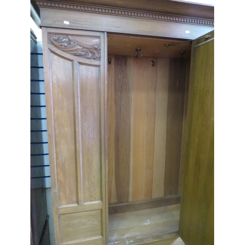 600 - Large Vintage light oak Wardrobe with handly blanket box under. Central glass paned door. Nice decor... 