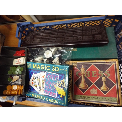 834 - Mixed lot of vintage games chess etc.