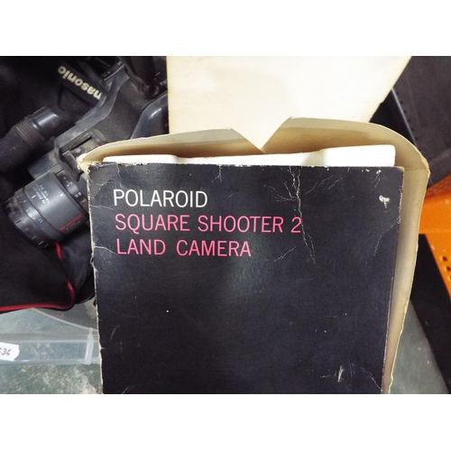 837 - Box containing vintage cameras and camcorders.