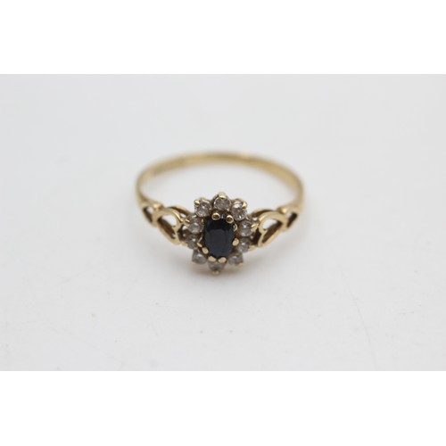 52 - 9ct gold sapphire and clear gemstone ring (1.2g)      239496