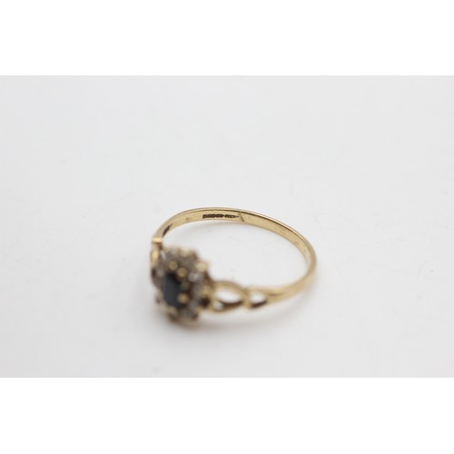 52 - 9ct gold sapphire and clear gemstone ring (1.2g)      239496