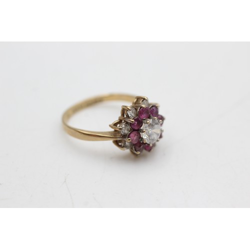 54 - 9ct gold ruby and clear gemstone cluster ring (2.6g)      391856