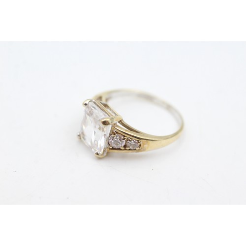 70 - 9ct gold clear gemstone cocktail ring (3.4g)       425295