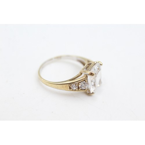 70 - 9ct gold clear gemstone cocktail ring (3.4g)       425295