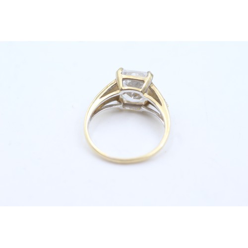 70 - 9ct gold clear gemstone cocktail ring (3.4g)       425295