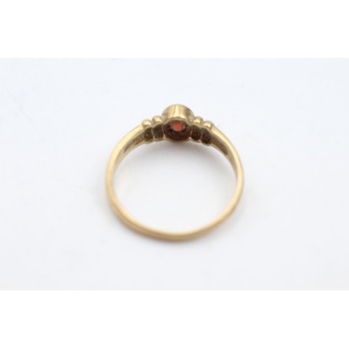 93 - 9ct gold garnet solitaire ring (2.3g)       195577