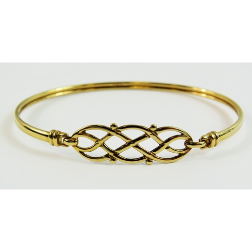 101 - 9ct Yellow Gold Bangle bracelet with fine decorated front with clasp. 4.3g