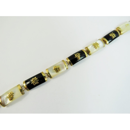 121 - Pretty oriental bracelet with 9ct yellow gold links and fasteners. Links of Mother of pearl and jet ... 