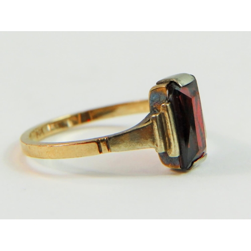 128 - 9ct Yellow Gold Art Deco Style ring set with a Large Central Garnet. Finger size 'P-5'    2.3g