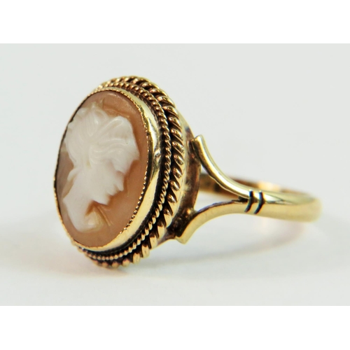 133 - 9ct Yellow Gold shell Cameo ring . Finger size 'M-5'   2.5g