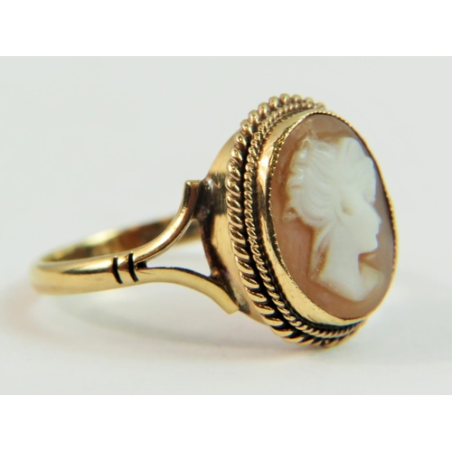 133 - 9ct Yellow Gold shell Cameo ring . Finger size 'M-5'   2.5g