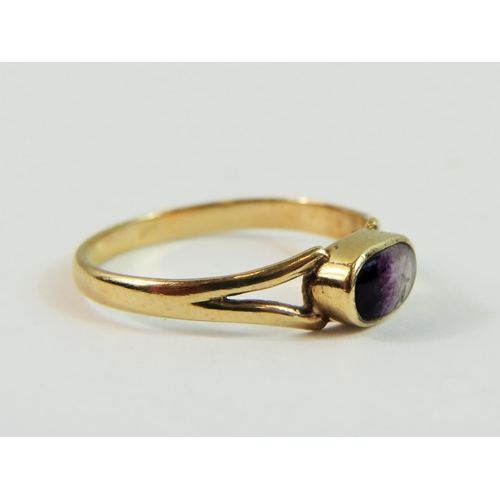 139 - 9ct Yellow Gold ring set with (possibly) Blue John or graduated onyx. Finger size 'P-5'    1.5g