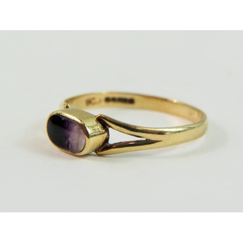 139 - 9ct Yellow Gold ring set with (possibly) Blue John or graduated onyx. Finger size 'P-5'    1.5g