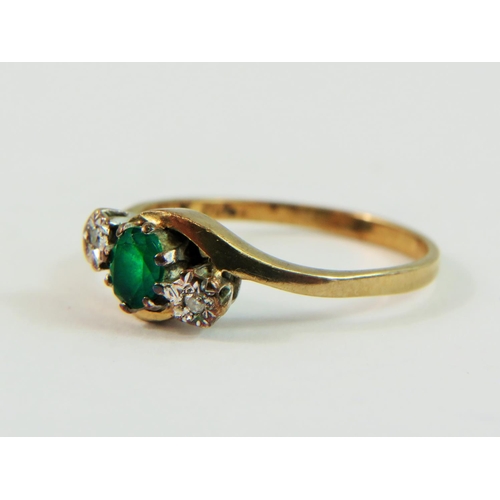 140 - 9ct Yellow Gold ring set with a central Emerald, flanked by two Illusion set Diamonds.    Finger siz... 