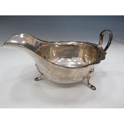 177 - Solid Silver sauce boat with Sheffield hallmark. Total weight 110g