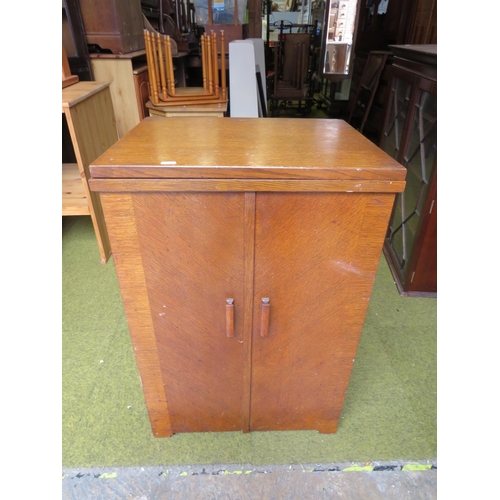 524 - Vintage Singer Treadle Sewing machine with original cabinet. Appears to be in working order. See pho... 