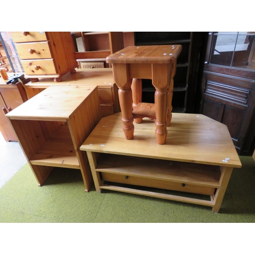 527 - Selection of pine furniture. See photos.