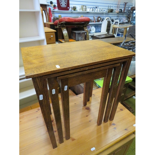 538 - Nest of three oak tables. See photos