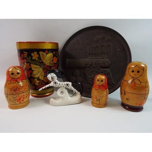 392 - Russian lot to include russian dolls, metal plate and ceramic horse.