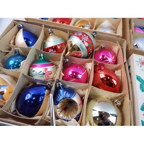 483 - Good selection of vintage christmas baubles.