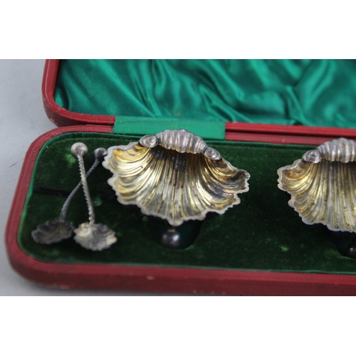 609 - 4 x Antique Hallmarked 1898 Chester STERLING SILVER Salt Dishes Shell Design 53g   w/ Spoons, Case M... 