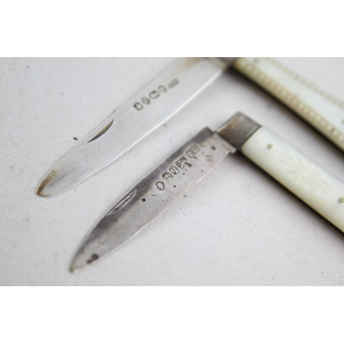 634 - 2 x Antique Hallmarked .925 STERLING SILVER Knives w/ MOP Handles (27g)   In antique condition Signs... 