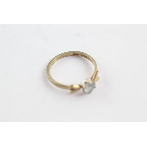 676 - 9ct gold aquamarine bow detail ring (1.3g)     752988