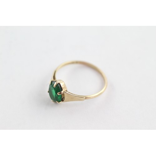 677 - 9ct gold green paste solitaire ring (1.2g)     753000