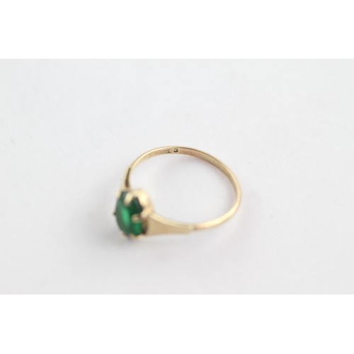 677 - 9ct gold green paste solitaire ring (1.2g)     753000