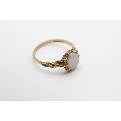 689 - 9ct gold opal solitaire ring (2g)     752968