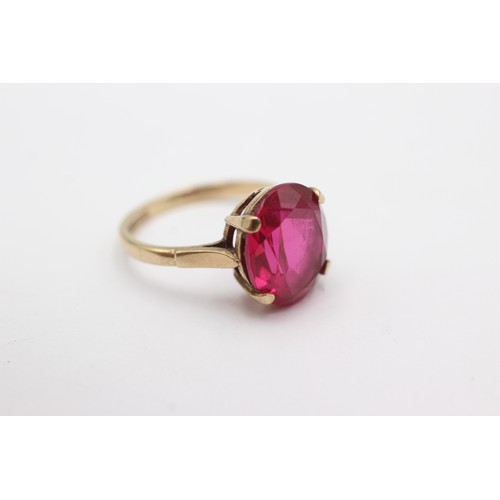 696 - 9ct gold synthetic ruby cocktail ring (2.8g)     752960