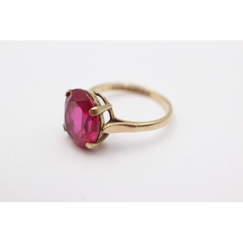 696 - 9ct gold synthetic ruby cocktail ring (2.8g)     752960