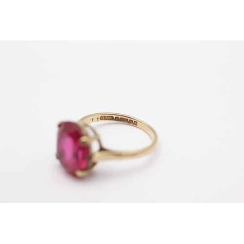 696 - 9ct gold synthetic ruby cocktail ring (2.8g)     752960