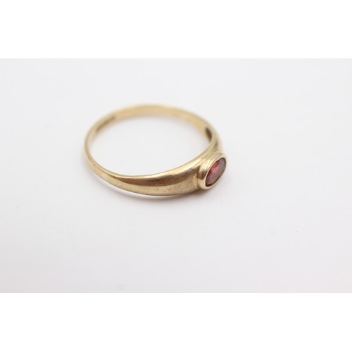 702 - 9ct gold garnet gypsy setting ring (1.6g)     752964