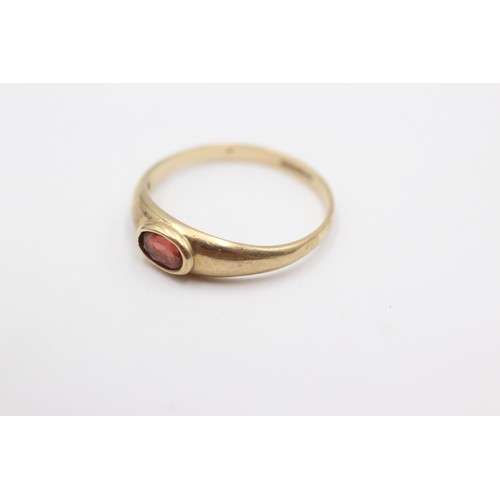 702 - 9ct gold garnet gypsy setting ring (1.6g)     752964