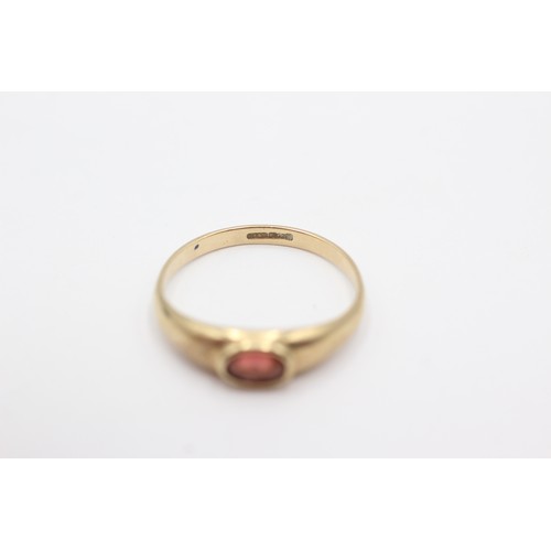 702 - 9ct gold garnet gypsy setting ring (1.6g)     752964