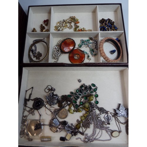 726 - Good quality jewellery box full of costume jewellery.