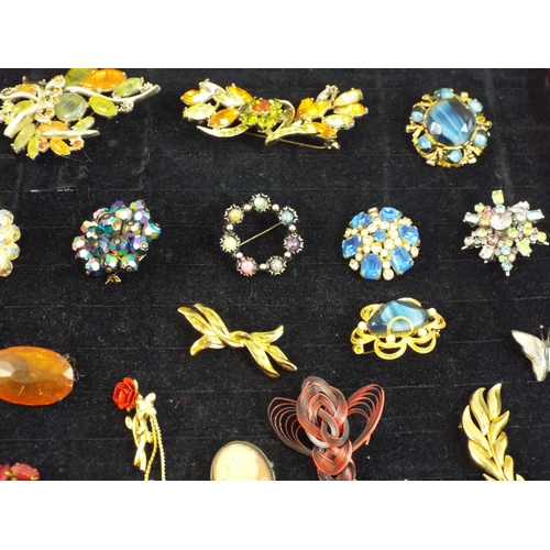 727 - Mixed lot of vintage brooches.