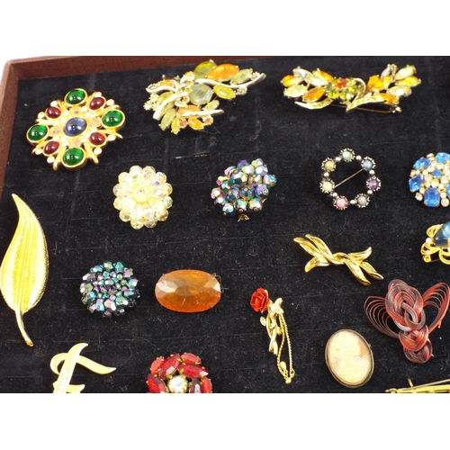 727 - Mixed lot of vintage brooches.