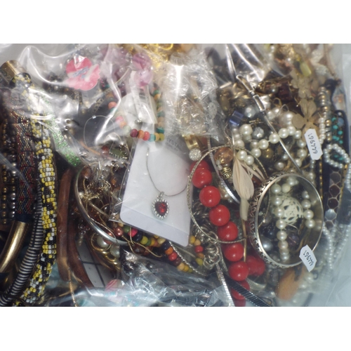 754 - 5 Kilos of costume jewellery 644961.