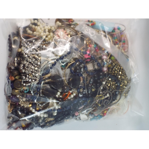 755 - 5 Kilos of costume jewellery 644961.