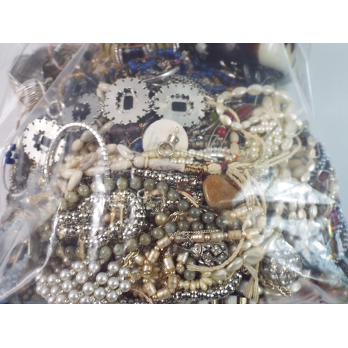 756 - 5 Kilos of costume jewellery 644965.