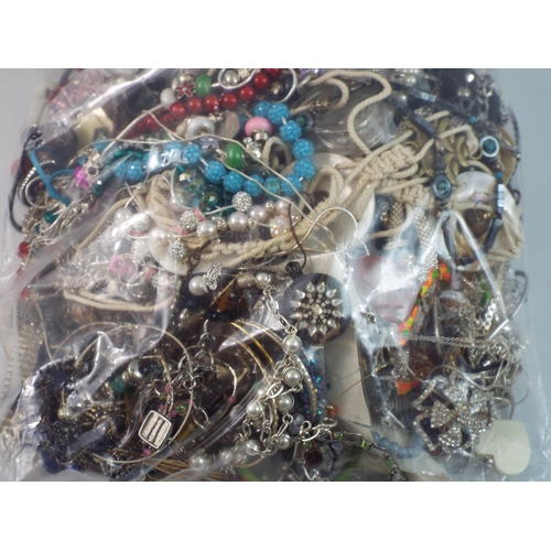 757 - 5 Kilos of costume Jewellery 644965.