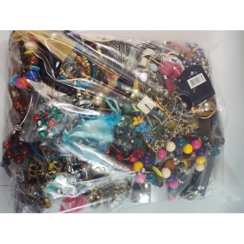 759 - 5 Kilos of costume jewellery 644953.