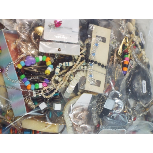 760 - 5 Kilos of costume jewellery 644960.