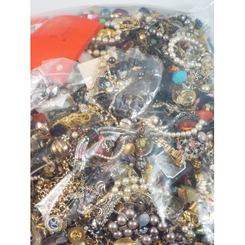 761 - 5 Kilos of costume jewellery 644960.