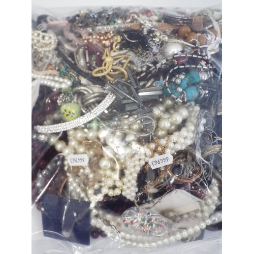 771 - 5Kg bag of mixed costume jewellery. 644963