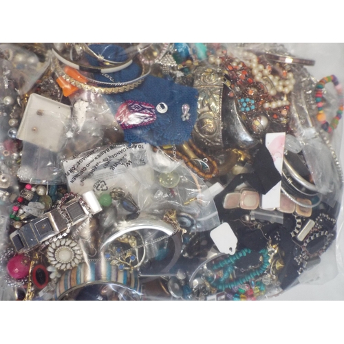 772 - 5Kg bag of mixed costume jewellery. 644963